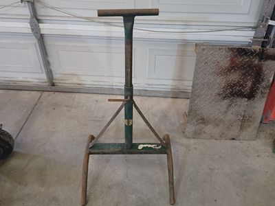 Adjustable pipe stand