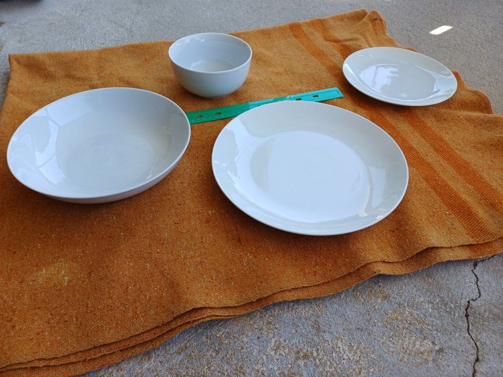 32-piece porcelain dinnerware set