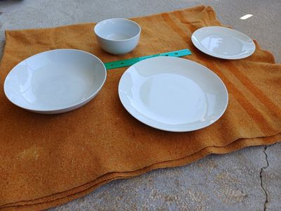 32-piece porcelain dinnerware set