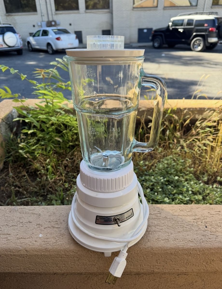 Kitchen  classic Waring white glass blender