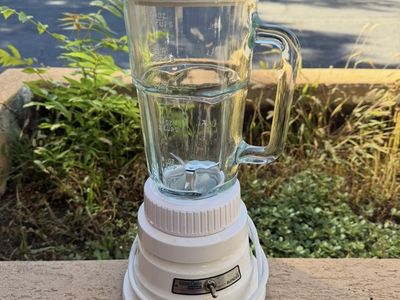 Kitchen classic Waring white glass blender