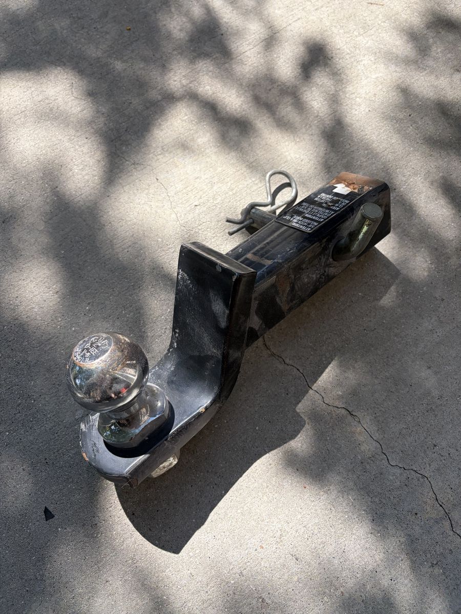 Trailer tow hitch with ball