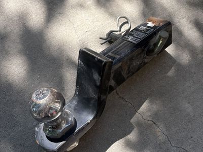 Trailer tow hitch with ball