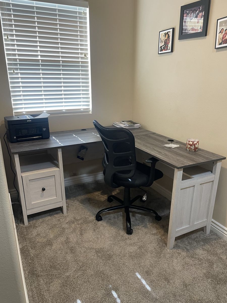 Furniture desk and chair