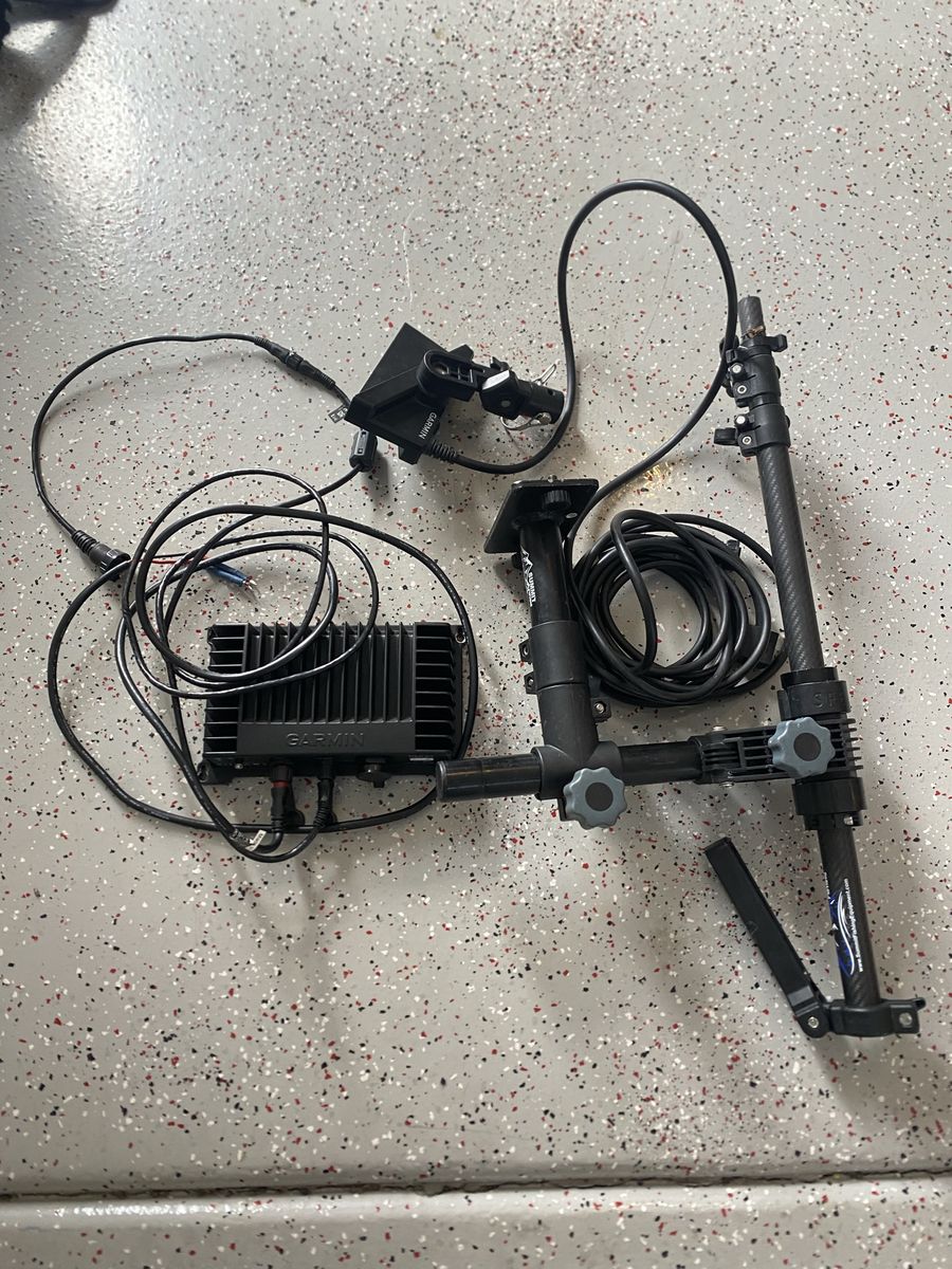 Garmin Livescope Sonar System LV34 with Summit Fishing Mount