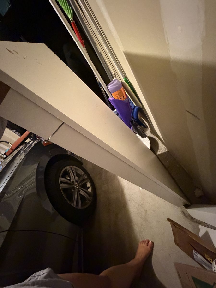 White desk - doesn’t have screws