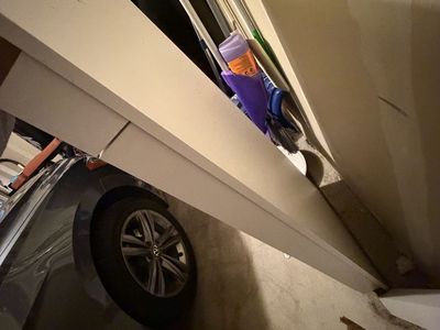 White desk - doesn’t have screws