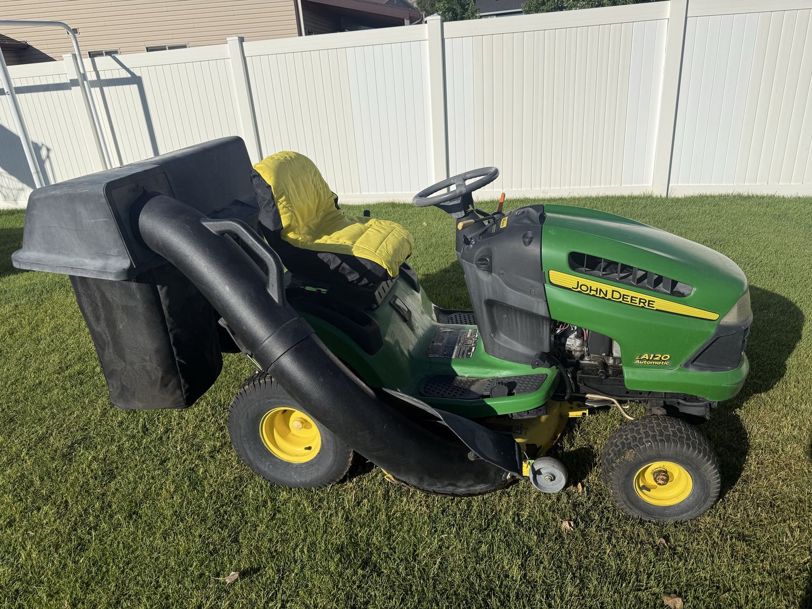 John Deere Riding Lawnmower w/ Bagger