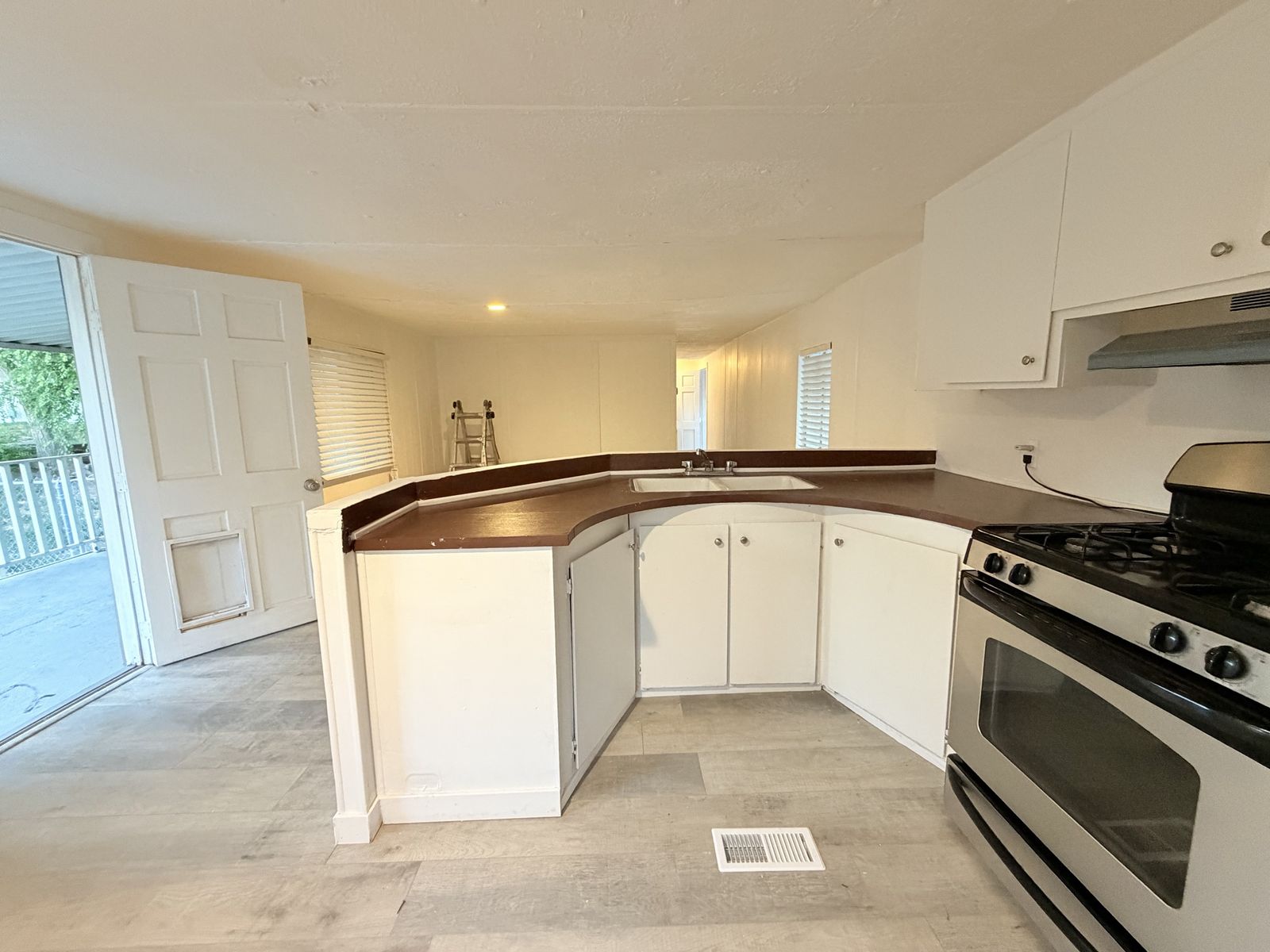 2 Bed 1 Bath fenced Mobile Home in Layton