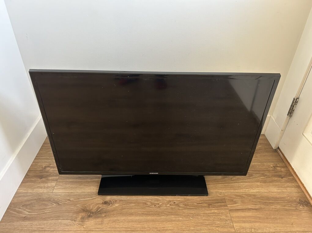 Samsung 40 TV With Wall Mount