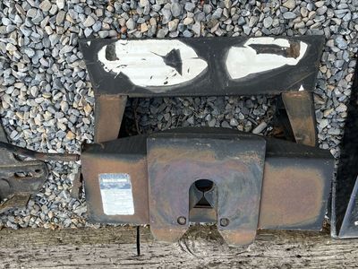 Fifth Wheel Hitch Assembly - Used Trailer Hitch & Rails for Towing