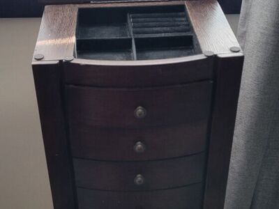 Wood standing jewelry box