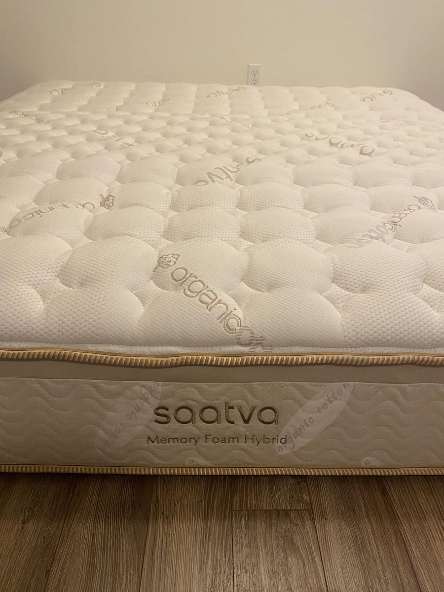 Cal King, Saatva, Memory Foam Hybrid, Excellent Condition, REDUCED PRICE!!