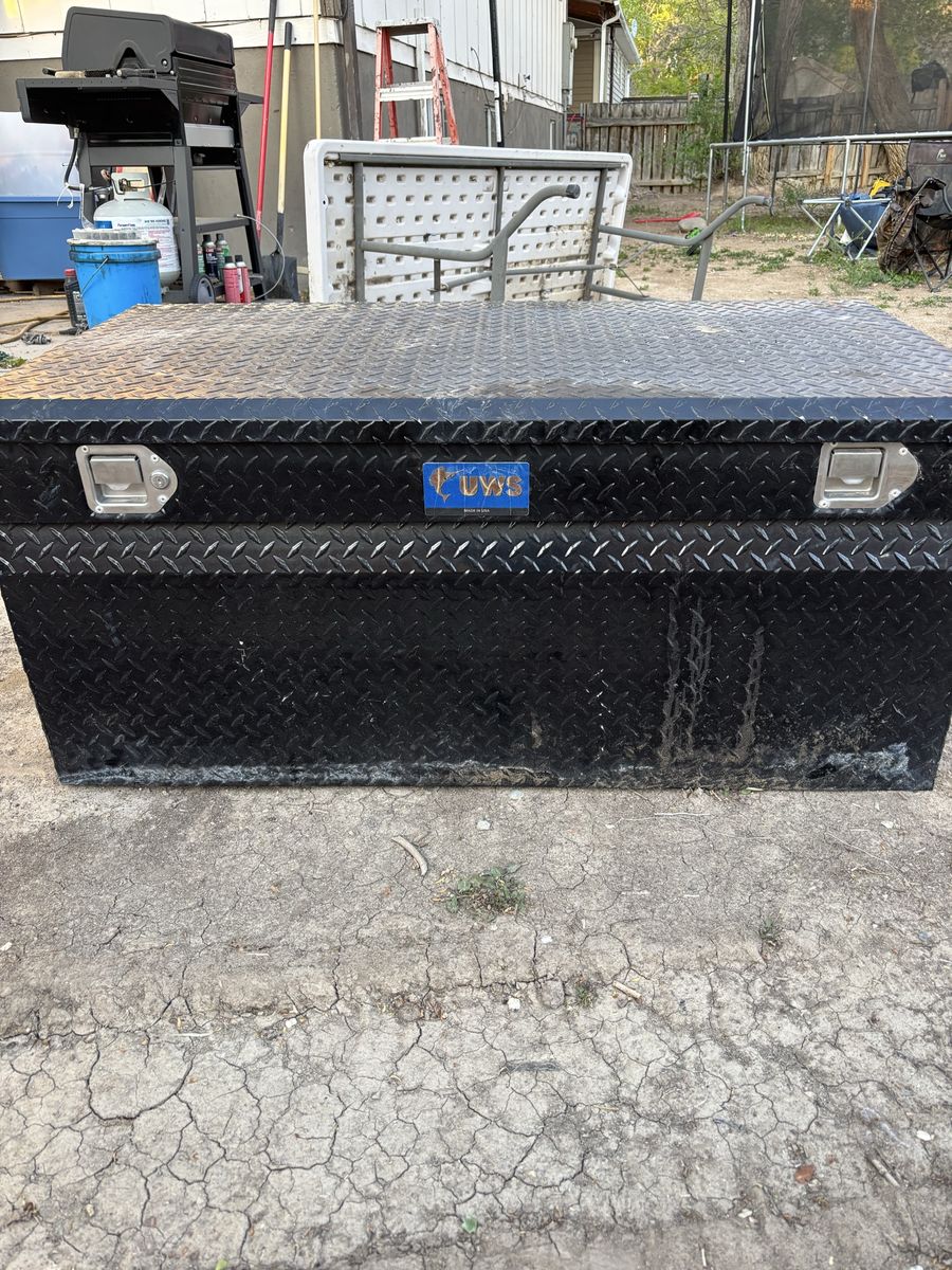 Truck bed tool box