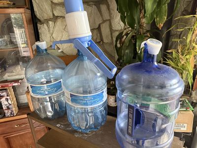 WaTer And Pump 3 Juggs