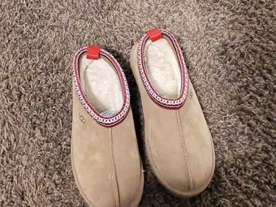 UGG Ansley Moccasin Slippers in Tan/Red for Women, Size 8 - Cozy & Stylish Comfort