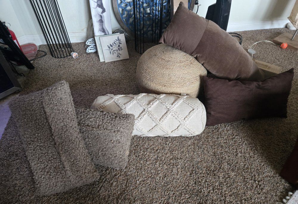 POUF & 5 Pillows NEW