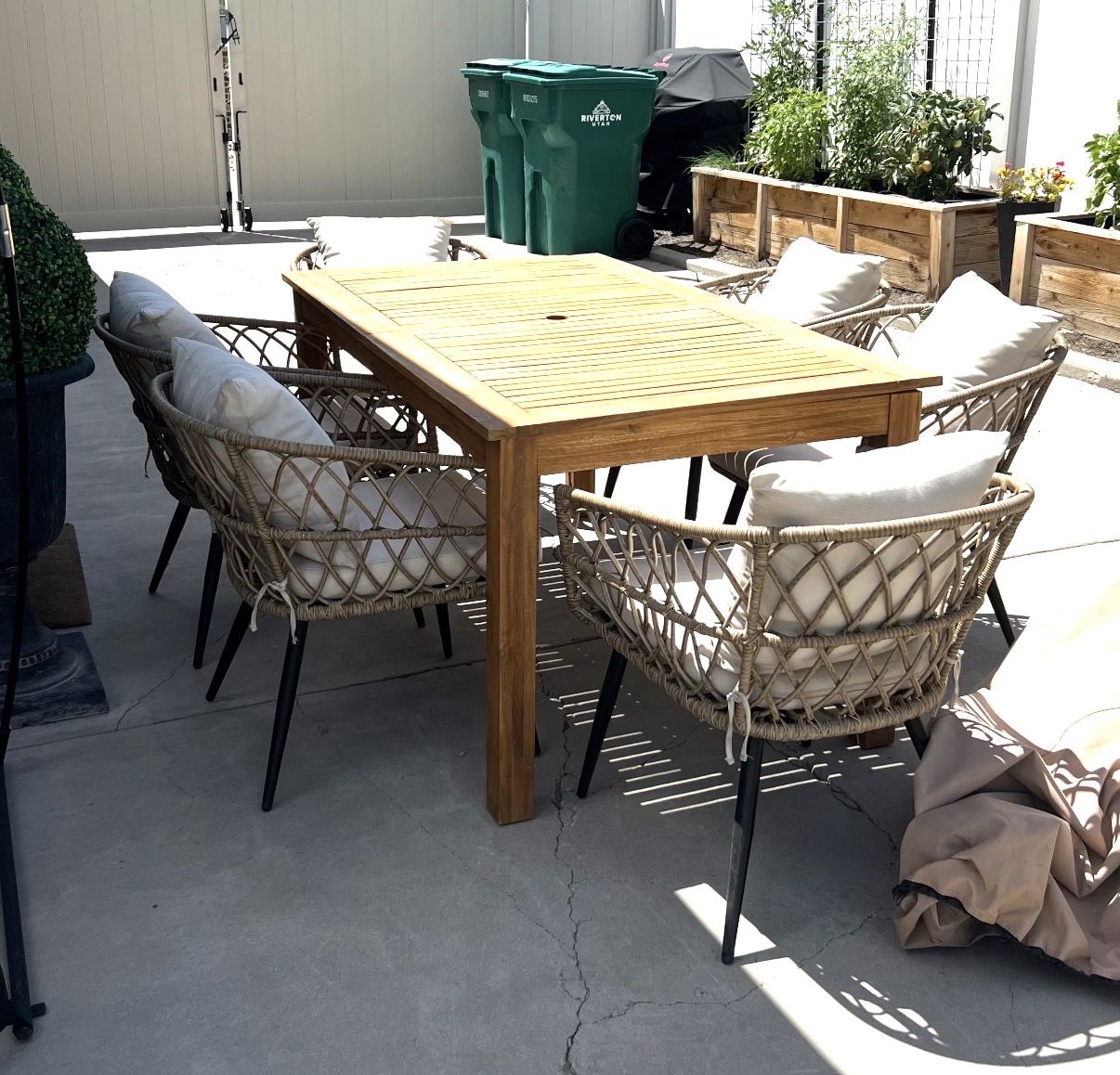 Outdoor Dining Table And Chairs