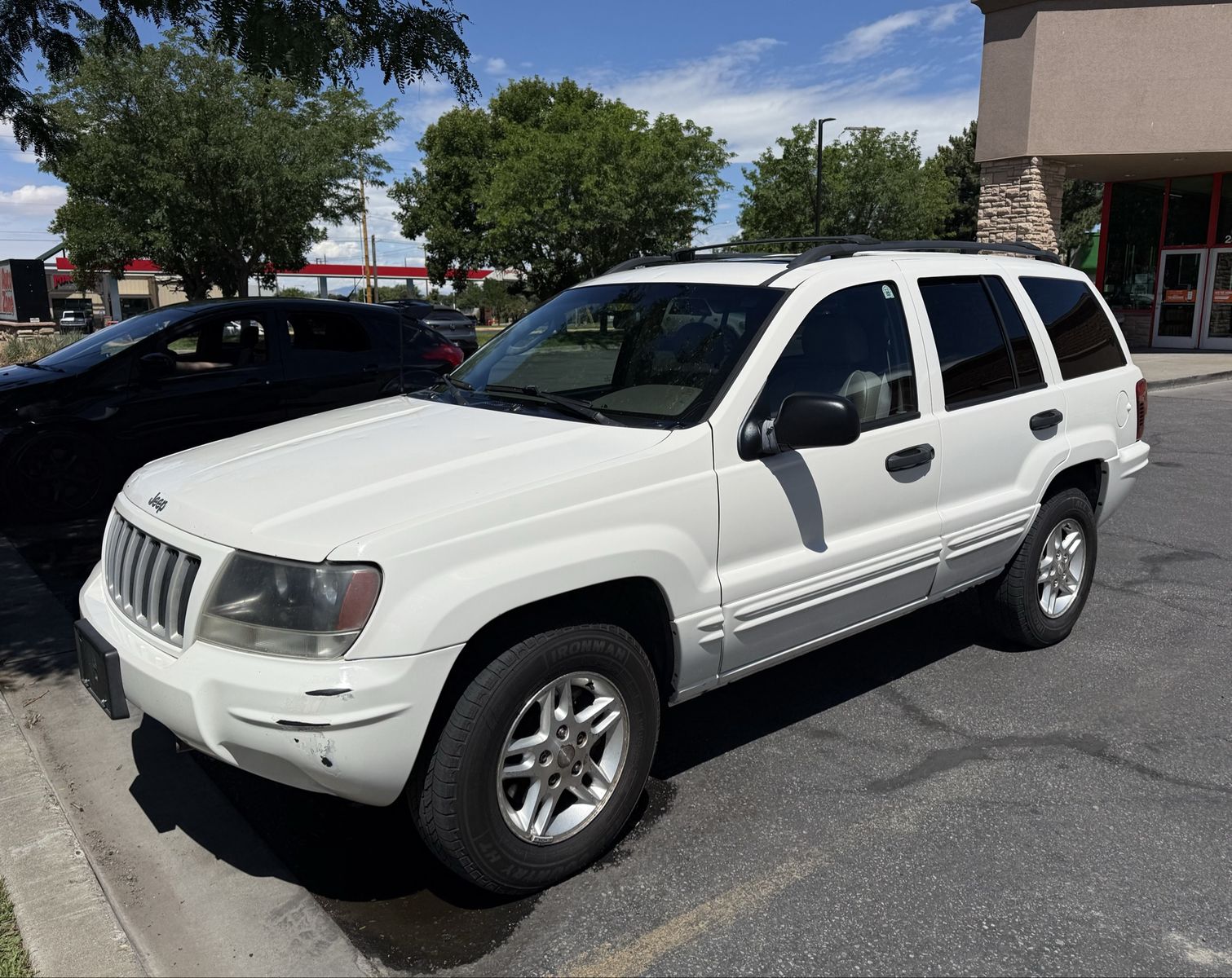 2004 Jeep Grand Cherokee Limited V8 - White SUV, Runs Great, Good for Daily Driving or Project.