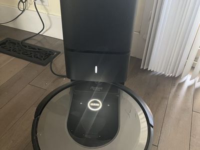iRobot Roomba i8+ Vacuum