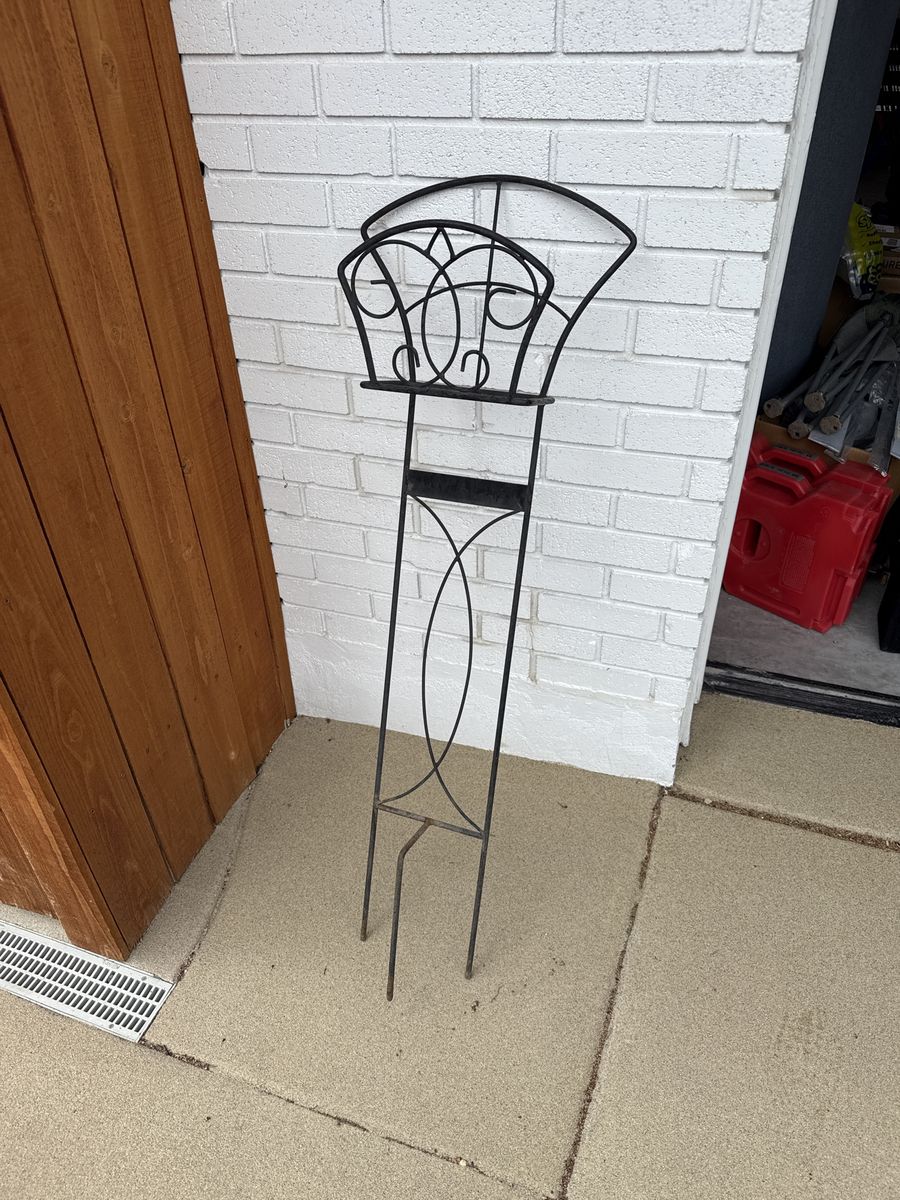 Garden hose holder / rack