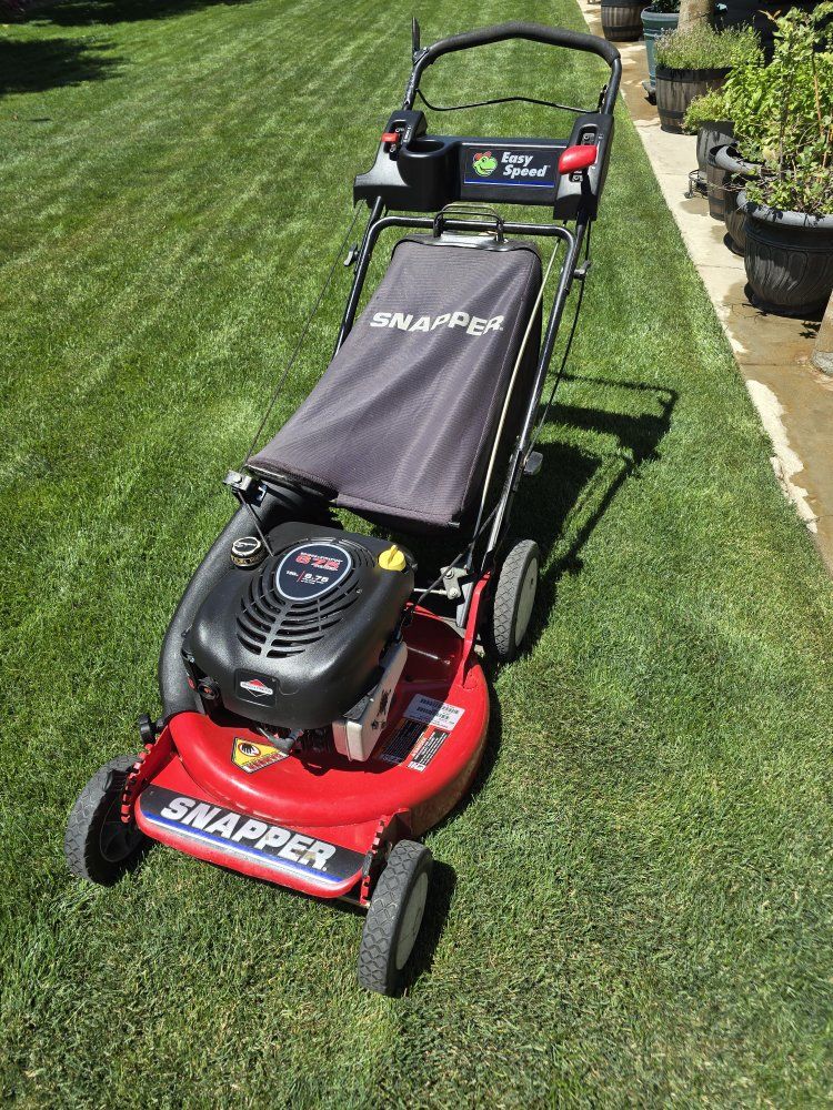 Snapper HiVac self-propelled lawn mower with Easy Speed 6.75 Briggs & Stratton Gas Lawn Mower with Bag