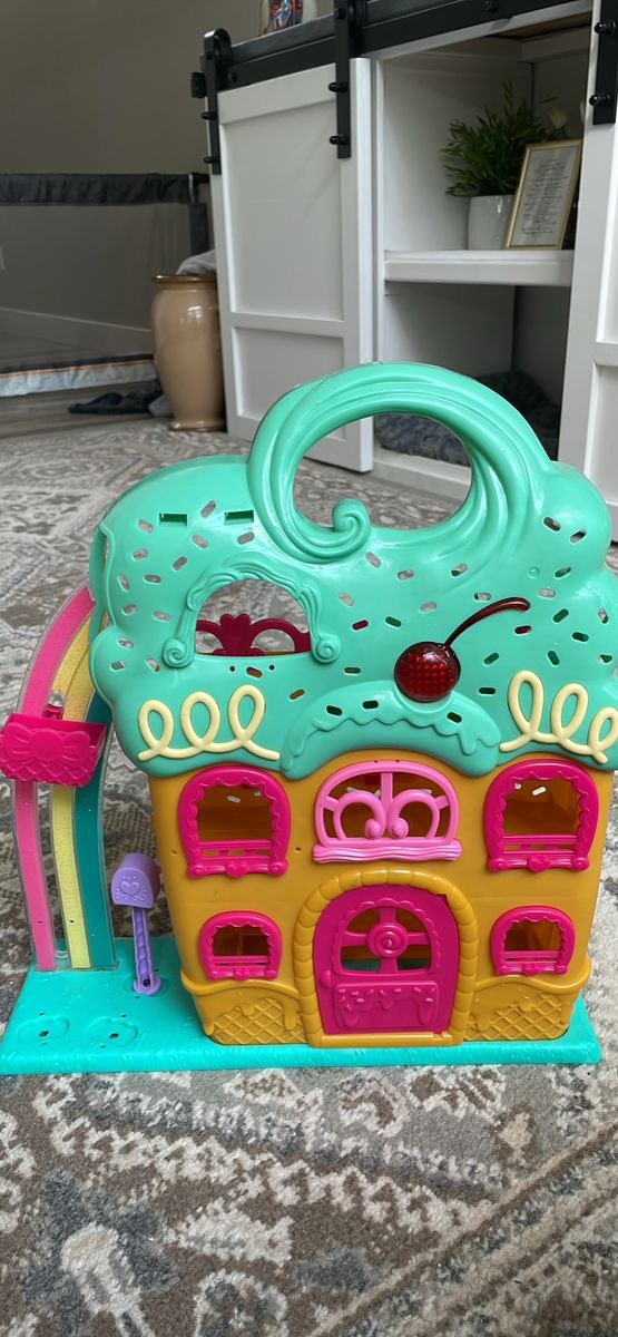 Folding Cupcake Doll House