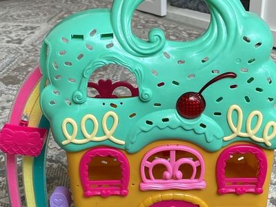 Folding Cupcake Doll House