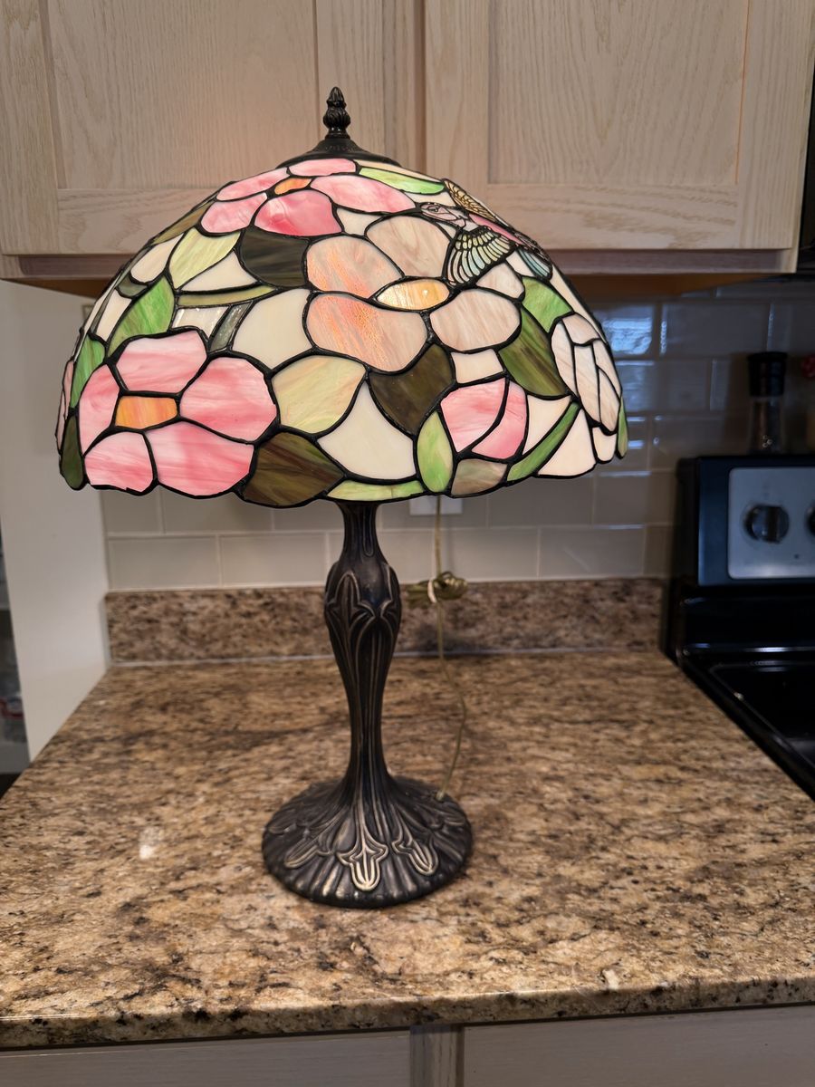 24 inches tall Tiffany style lamp ( big)