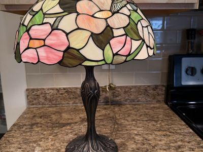 24 inches tall Tiffany style lamp ( big)