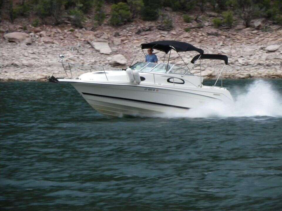 1995 Rinker 265 Fiesta Vee (28 foot) Cabin Cruiser Boat For Sale