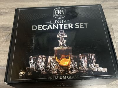 New Decanter Set with 4 Whiskey Glasses and Ice Cubes - Premium Glass