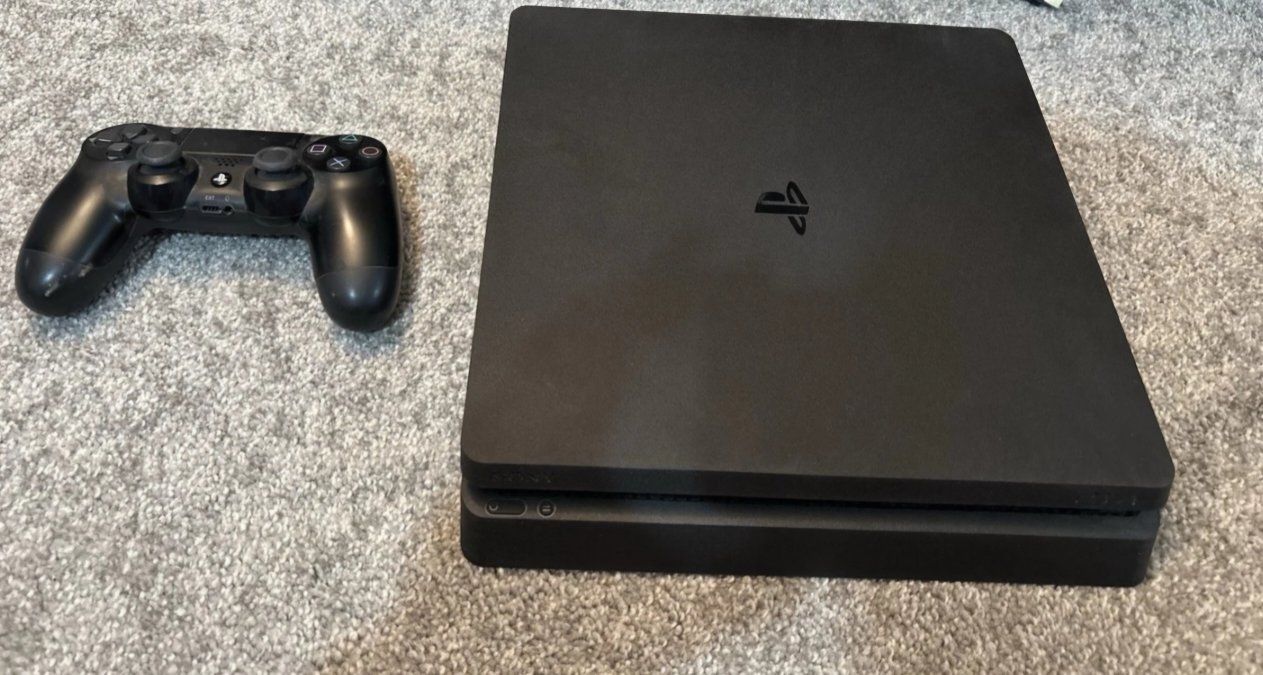 Playstation 4 Slim (Low Firmware)