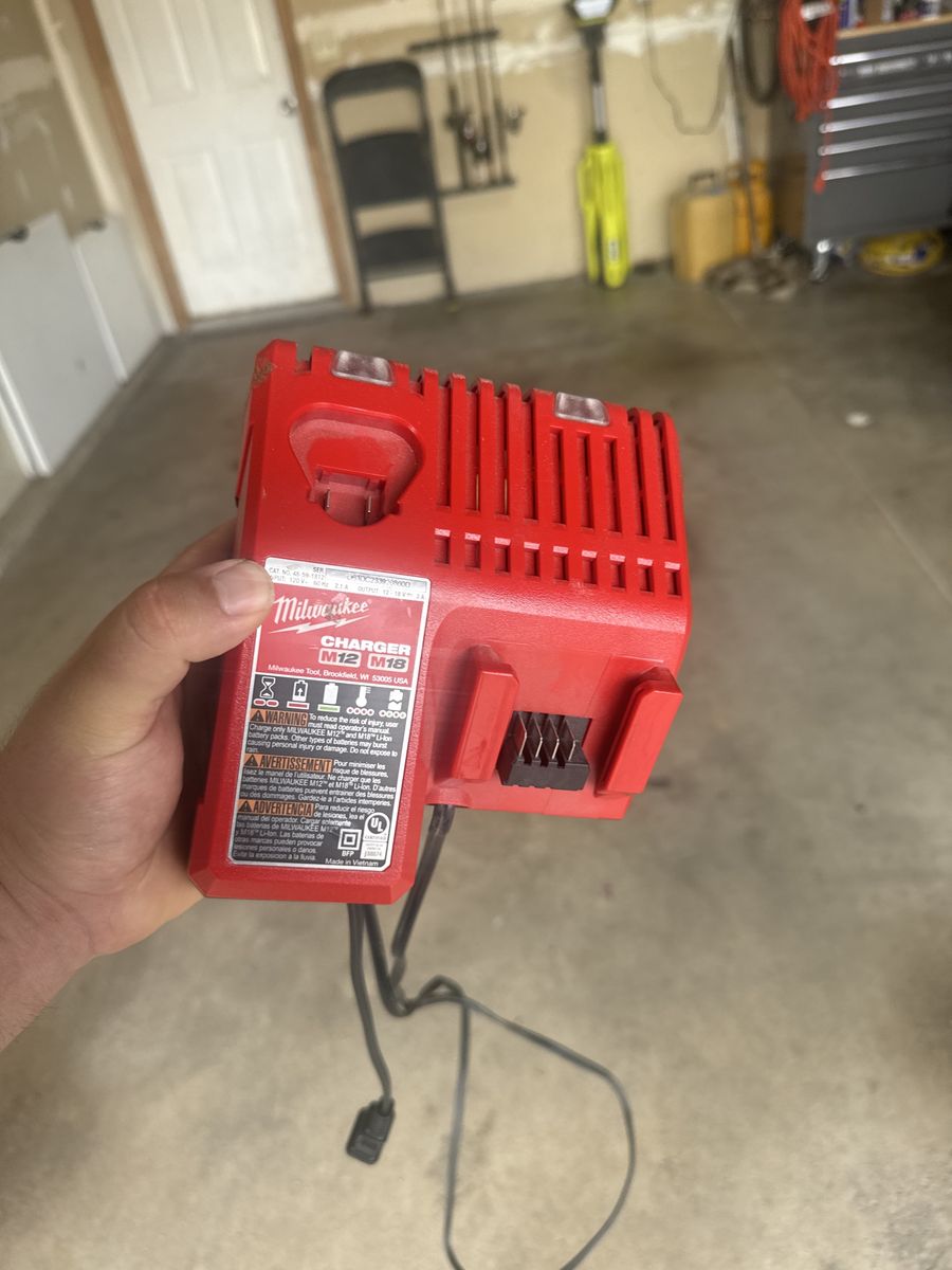 Milwaukee M12/M18 Multi-Voltage Li-Ion Battery Charger (48-59-1812)