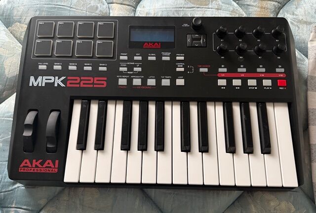 Akai MPK 225