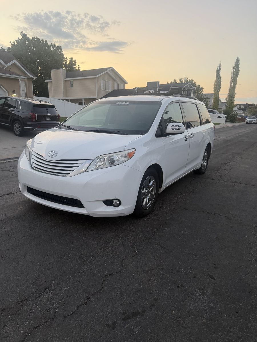 2016 Toyota Sienna LE 8-Passenger