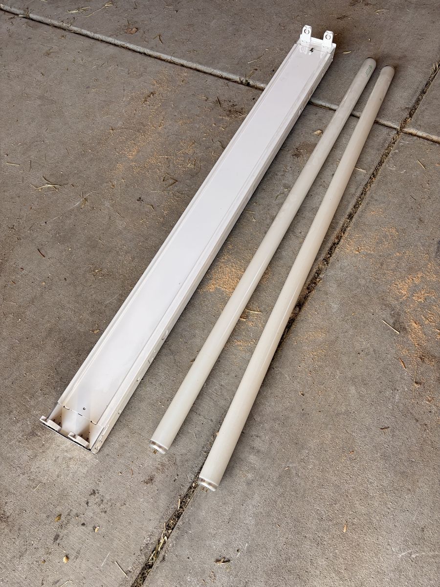 48” fluorescent shop light