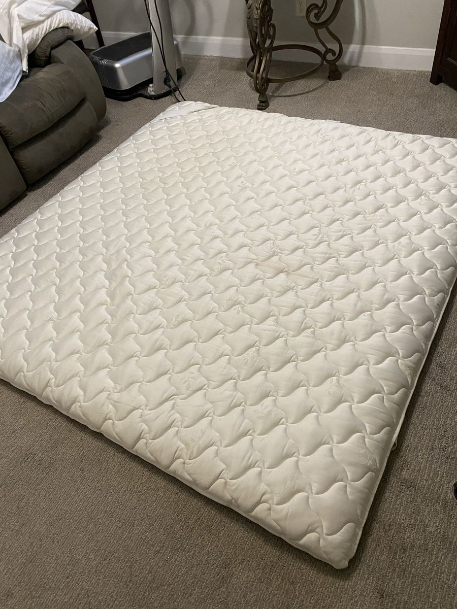 Creamy White King Sized Luxurious Mattress Topper - Cooling Nylon Cover. Our Guests raved about its comfort level.