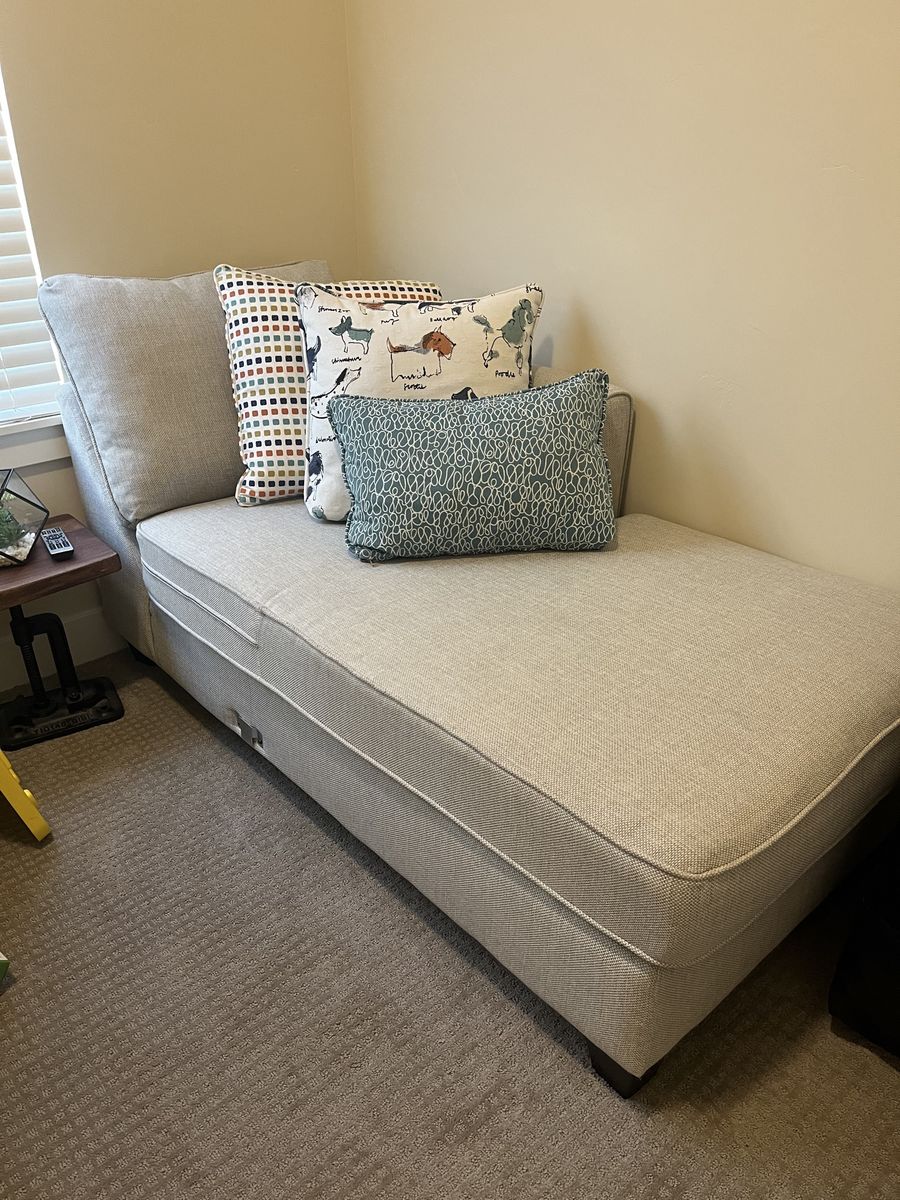 Cream/Tan Chaise Lounger