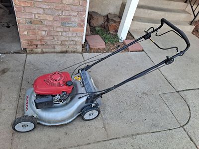 Honda qaudra cut self propelled mower, missing front wheel