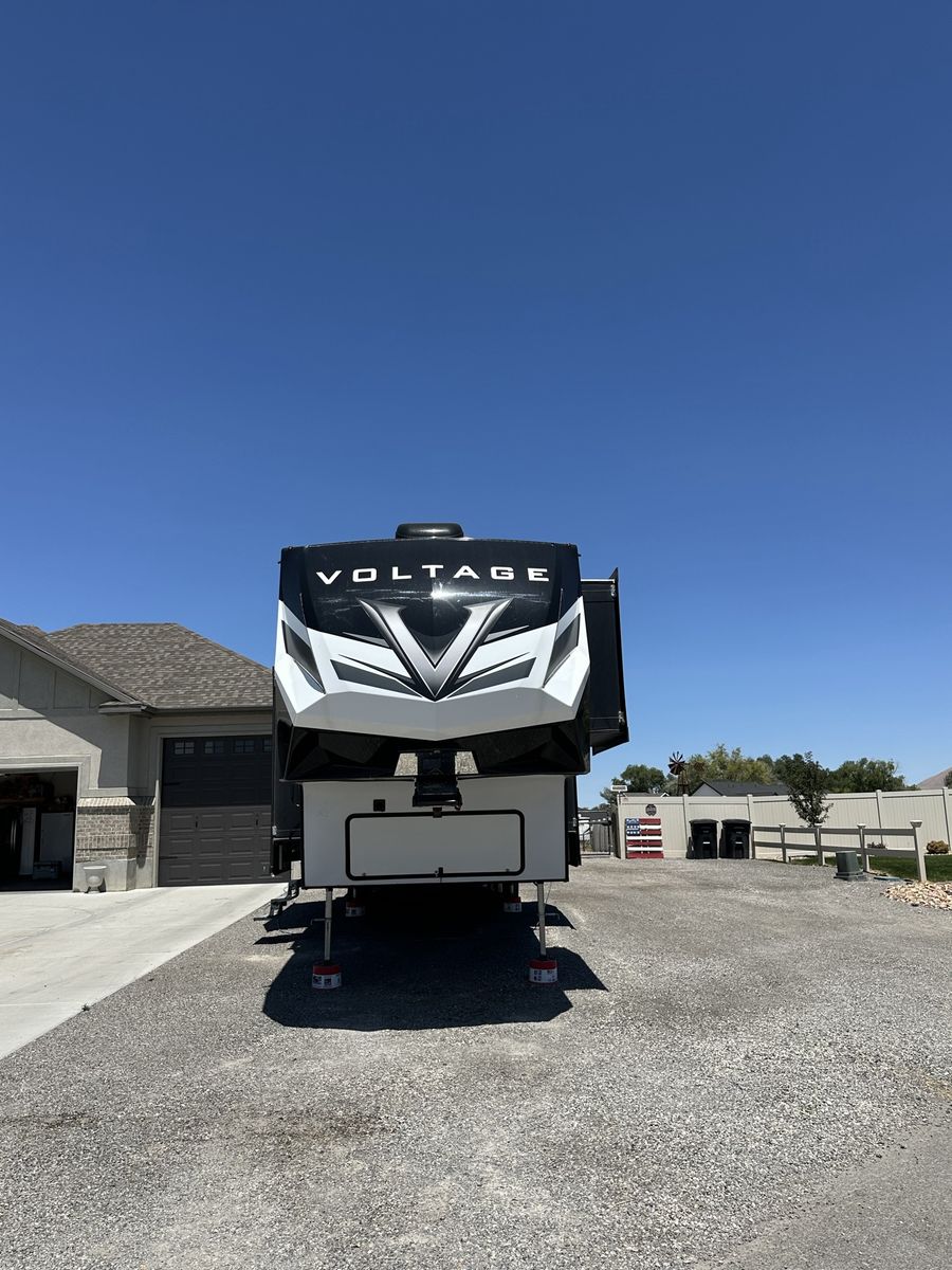 2021 Dutchman Voltage 3951