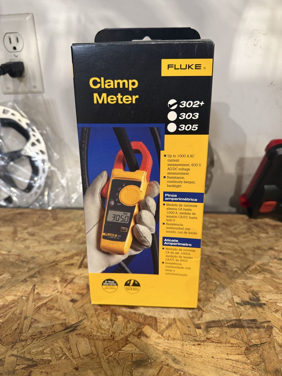 NEW Fluke 302+ Digital Clamp Meter, 30mm Jaw, Measures AC Current to 400A, Measures AC/DC Voltage to 600V