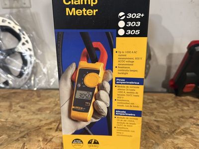 NEW Fluke 302+ Digital Clamp Meter, 30mm Jaw, Measures AC Current to 400A, Measures AC/DC Voltage to 600V