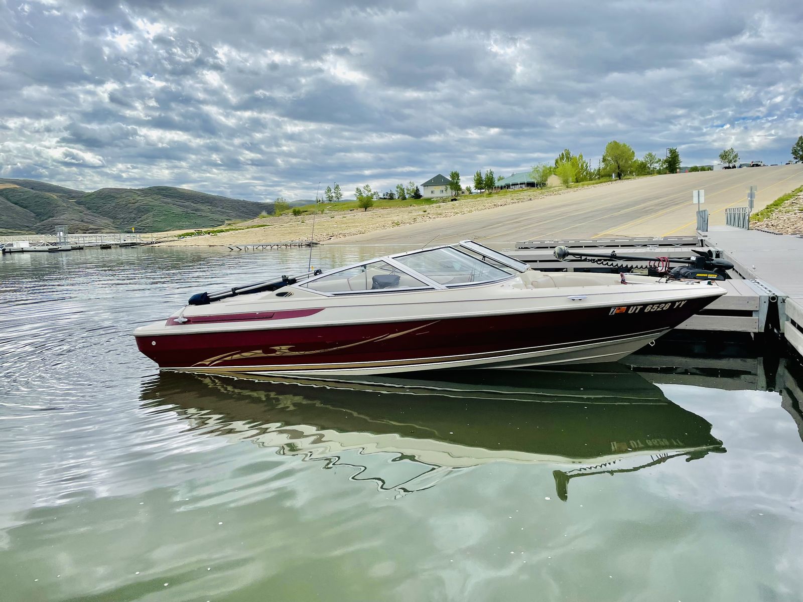 1996 maxum 1700 ST with 135 hp Mercruiser inboard outboard  