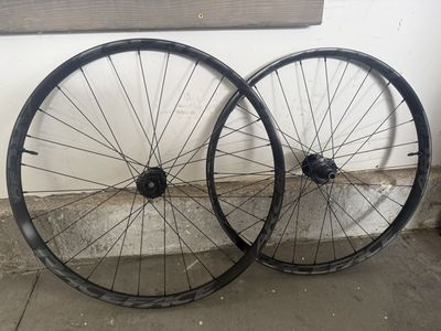 Race Face AR Offset 30 29er Mountain Bike Wheelset 29" Front / 27.5” Rear.