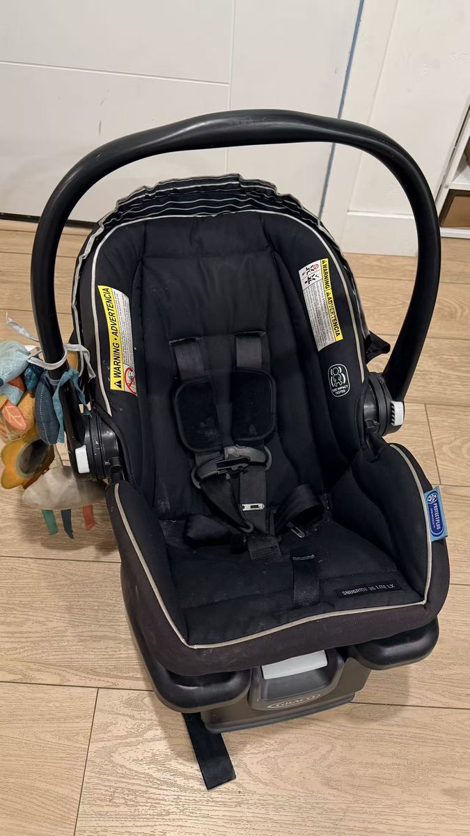 Good condition baby carseat with free cover