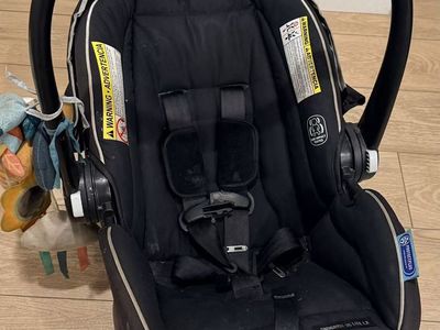 Good condition baby carseat with free cover