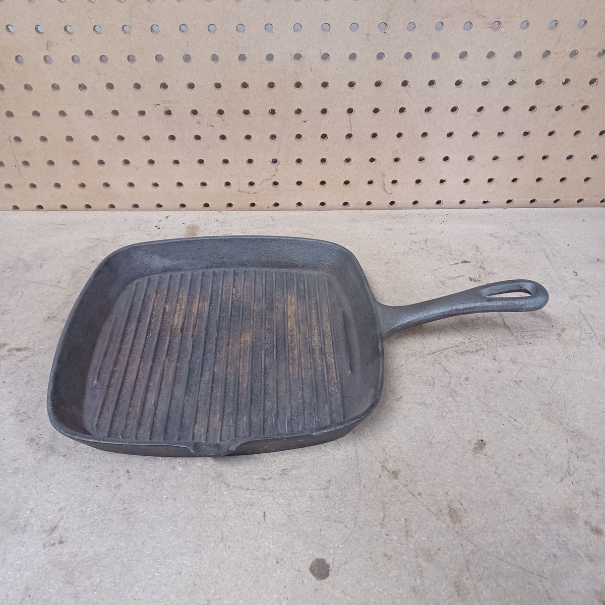 Cast iron steak grilling skillet