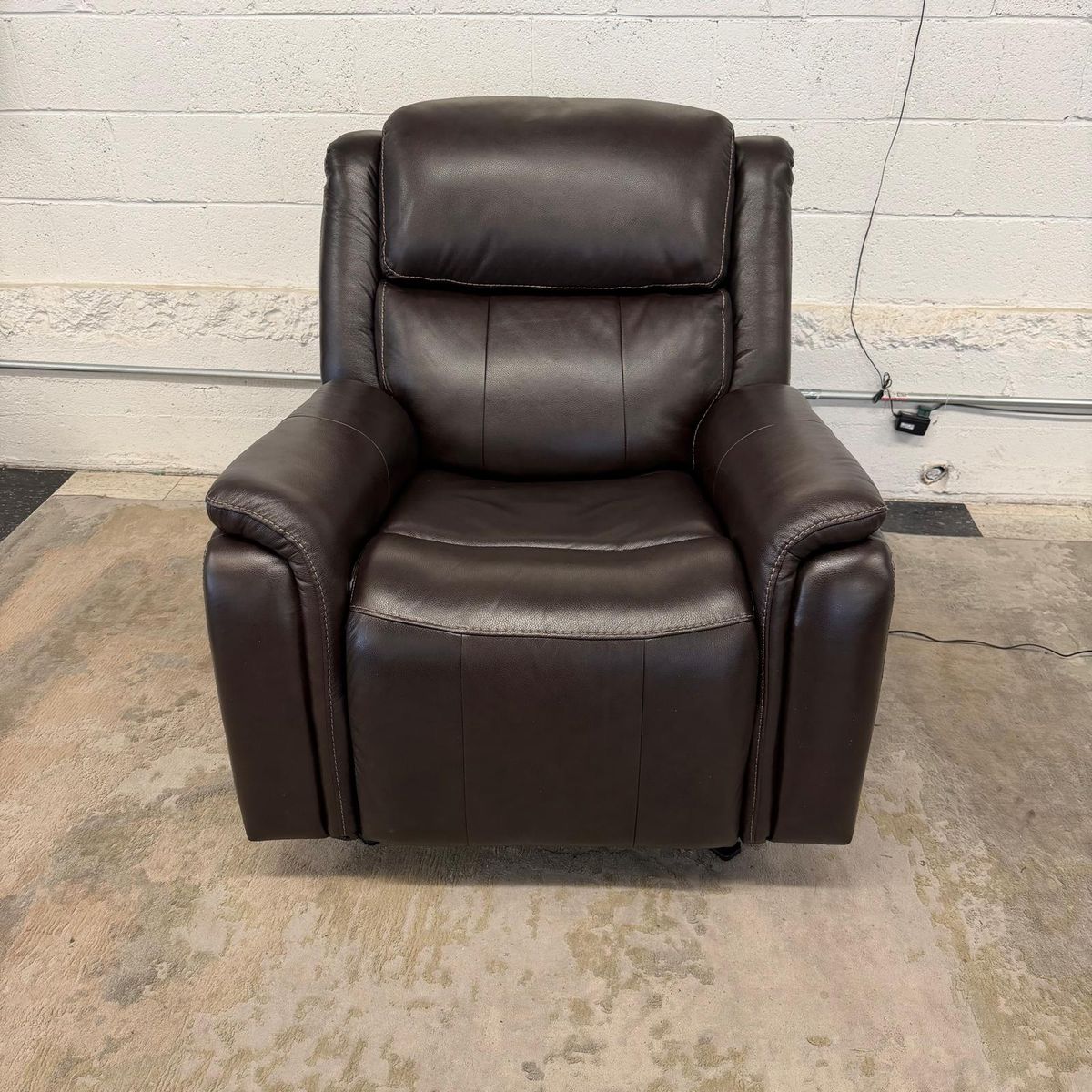 LIKE NEW!! COSTCO BARCALOUNGER BRYSON LEATHER POWER RECLININING ROCKING CHAIR W/ POWER HEADREST!!