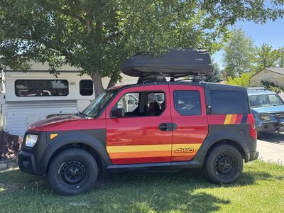 Rooftop locking cargo box